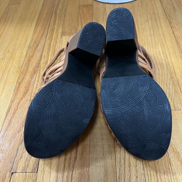 “Ethnic” Women's Tan Strap/Zipper Sandals SZ: (8) Leather NNBox New Tried On - Picture 3 of 10